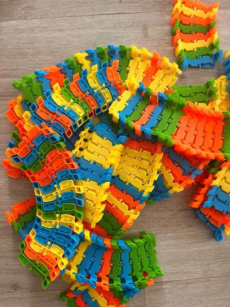 Magic tracks Renkli Bağlantılı Yol Seti +Mini pilli Araç - 3