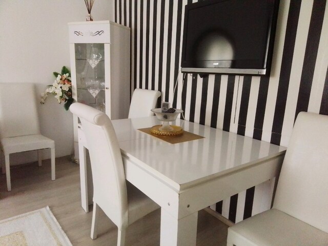 BEYAZ YEMEK MASASI + ViTRİN