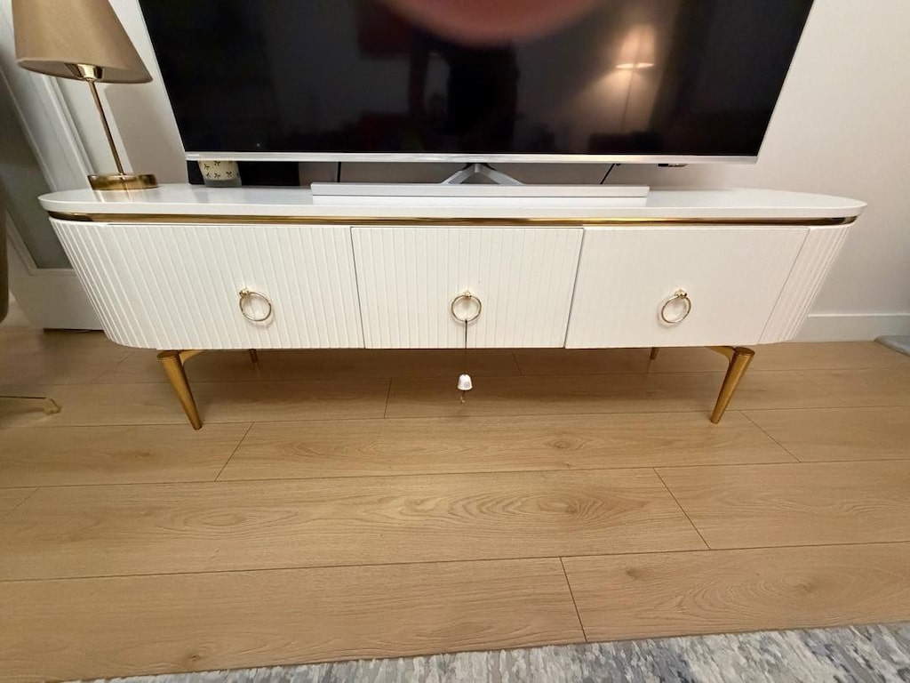 Modern Beyaz Gold TV Ünitesi – Çok Temiz Durumda - 2