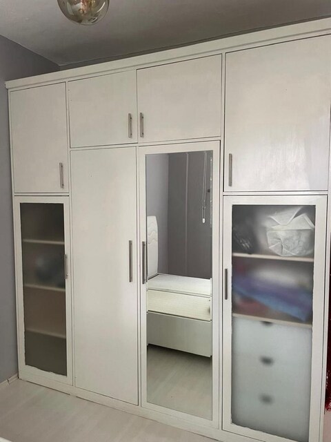 Beyaz Elbise Dolabı