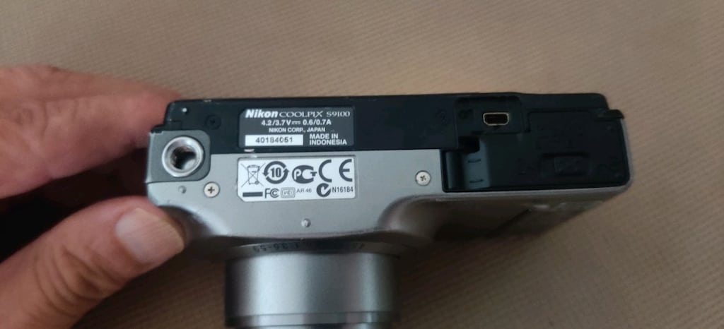 Nikon Coolpix S9100 model gümüş renkli fotoğraf makinesi. - 9