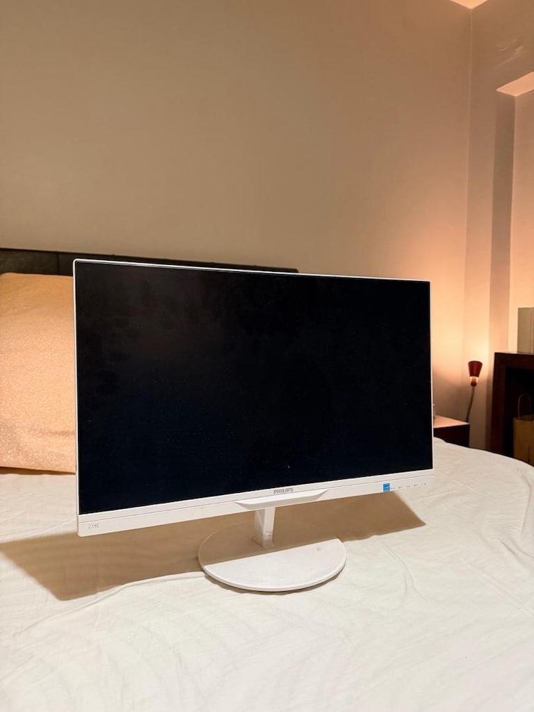 Philips 24" Beyaz IPS Monitör - İnce Çerçeveli & Çok Temiz (234E5Q)