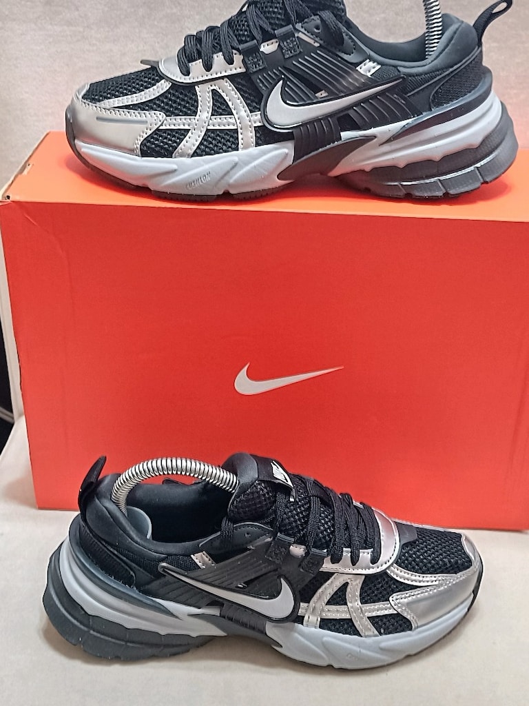 Nike V2K Run Orjinal sıfır üründür denemek için evde giyilmiş - 4