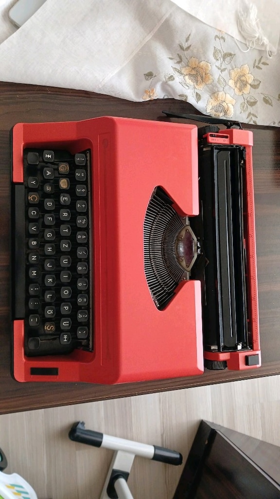 Vintage Kırmızı Mekanik Daktilo – Koleksiyonluk ve Dekoratif