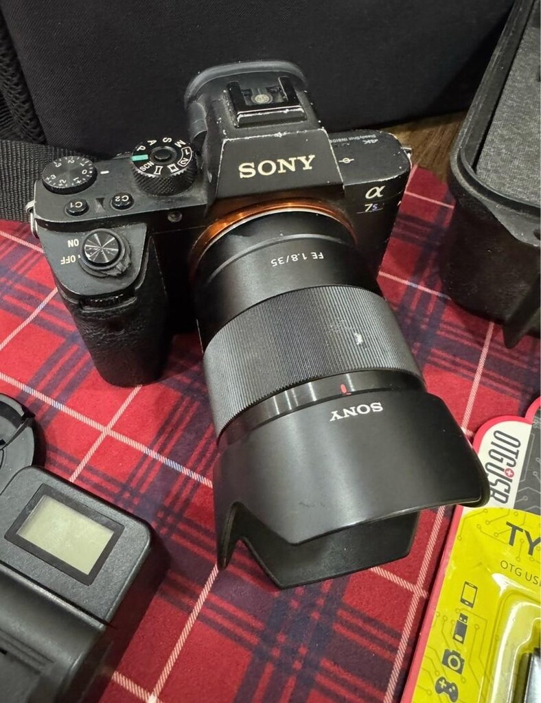 Sony A7S II + Sony FE 35mm F1.8 + 4 Batarya + Şarj + Hafıza Kartları F - 4