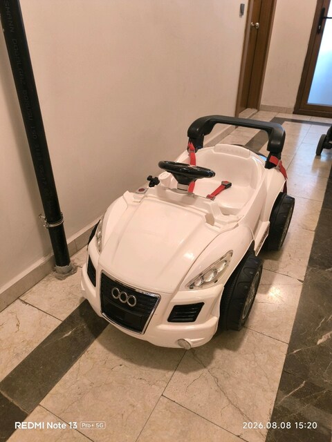 oyuncak akülü araba