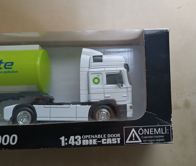 MAN F2000 1:43 model BP Tanker