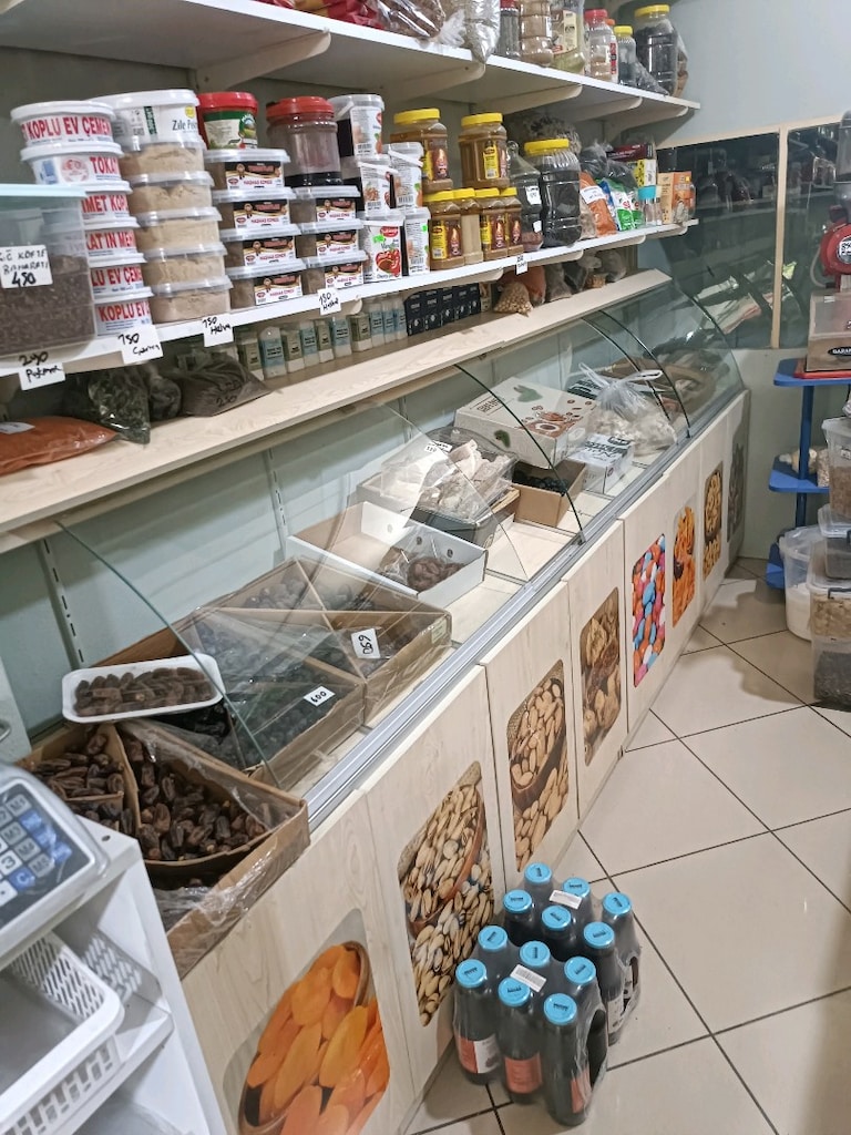 Yer olmadığı için satılık camlı kapaklı baharat kuruyemiş dolabı
