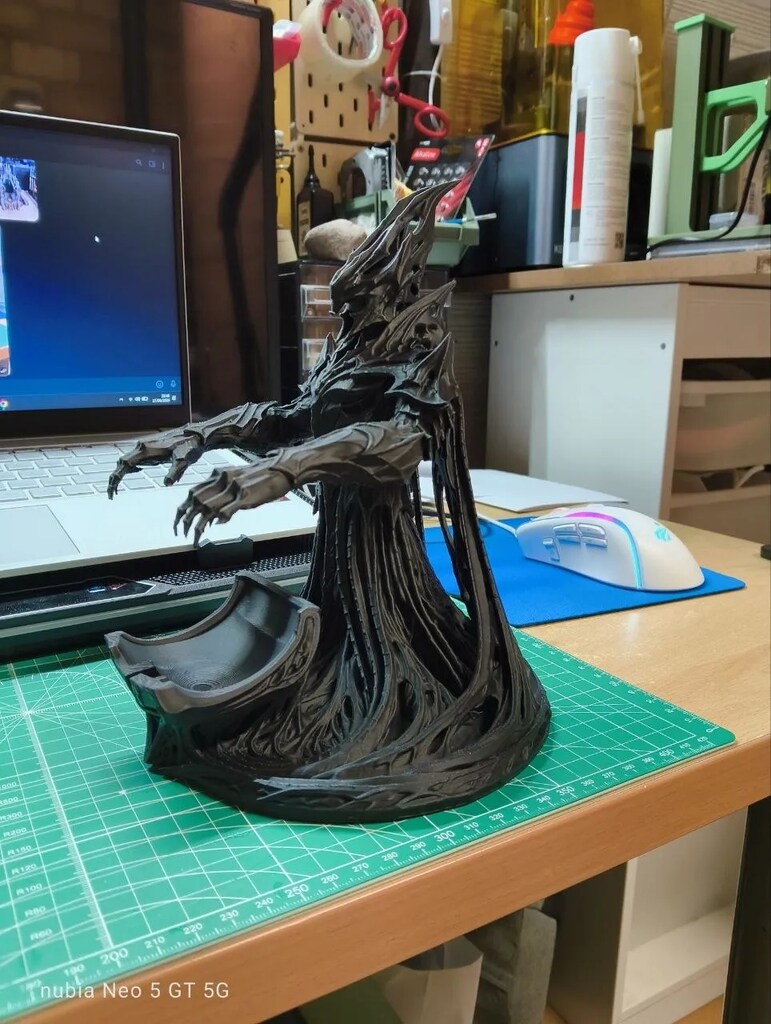 Karanlık Lord’un Tahtı – PS5 Kumanda Standı | 20 cm 3D Baskı - 3