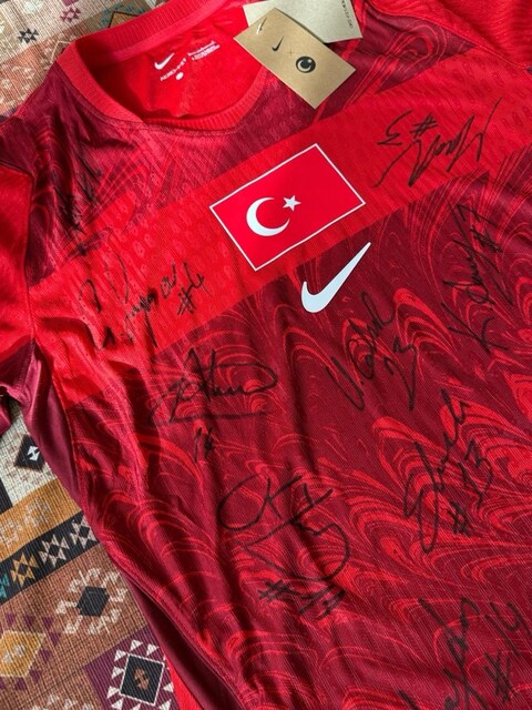 türkiye miili takım futbol imzalı forması güncel sezon kırmızı