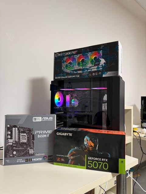 AMD Ryzen 7 7800X3D / RTX 5070 12GB / 32GB RAM / 1TB NVMe SSD