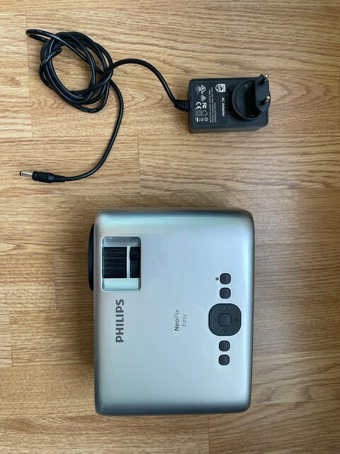 Philips NeoPix Easy NPX440/INT Ev Tipi Projeksiyon Cihazı