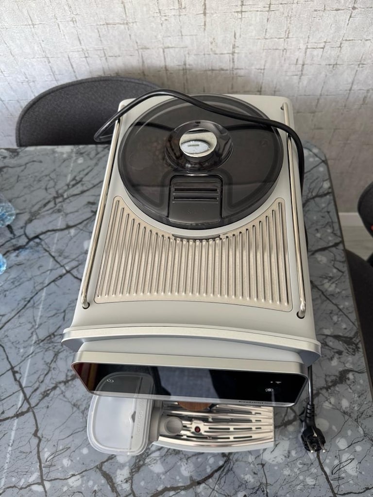 PHILIPS 8000 Serisi LatteGo Pro Café Aromis Kahve Makinesi - 4