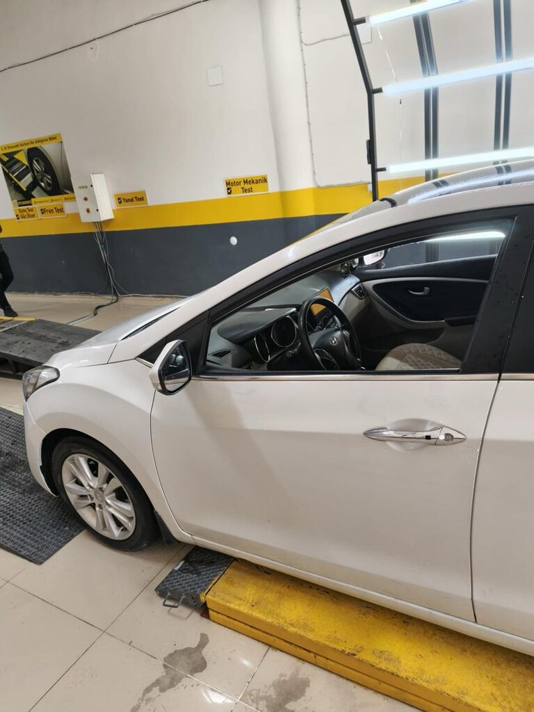 Beyaz Hatchback Araba - 5