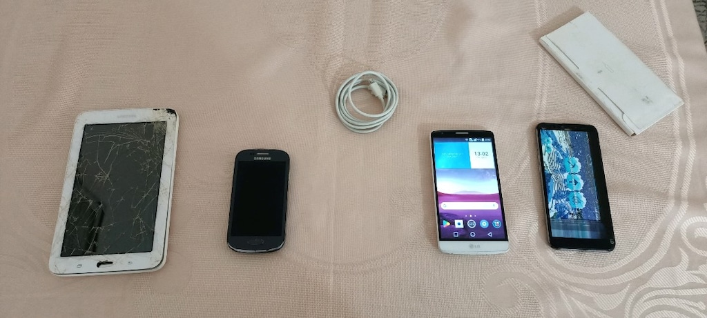 3 telefon, 1 tablet, 1 mp3 çalar. (açıklamayı okuyunuz!!!)