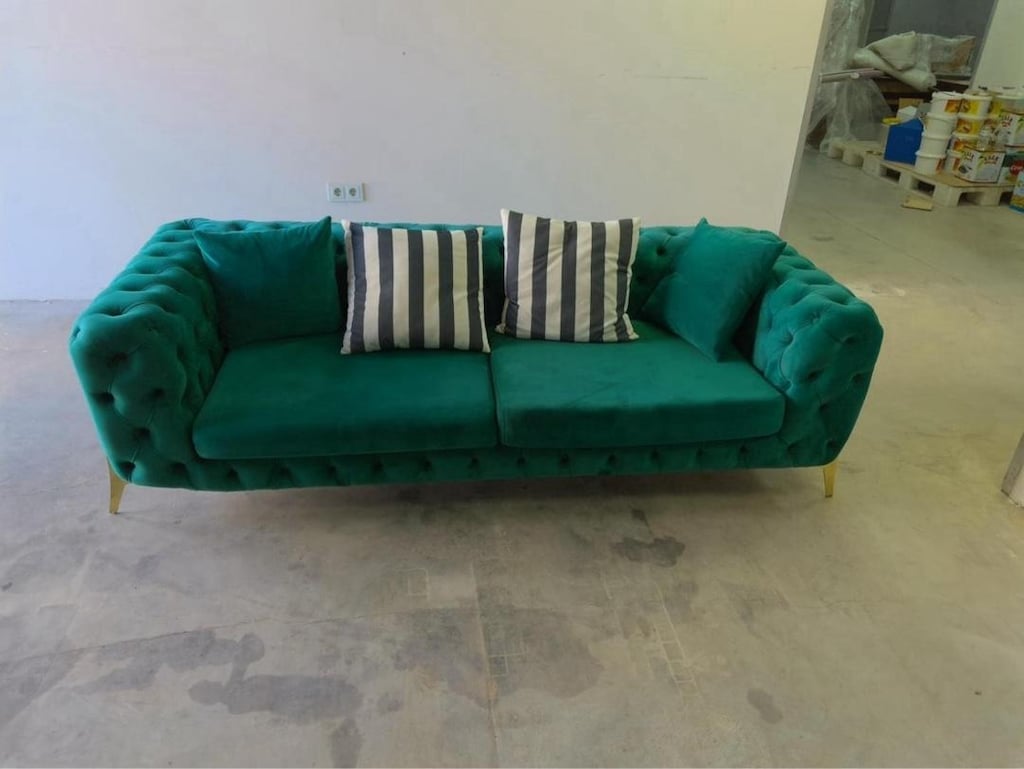 Kadife Chesterfield Kanepe – Modern & Gold Detaylı - 2