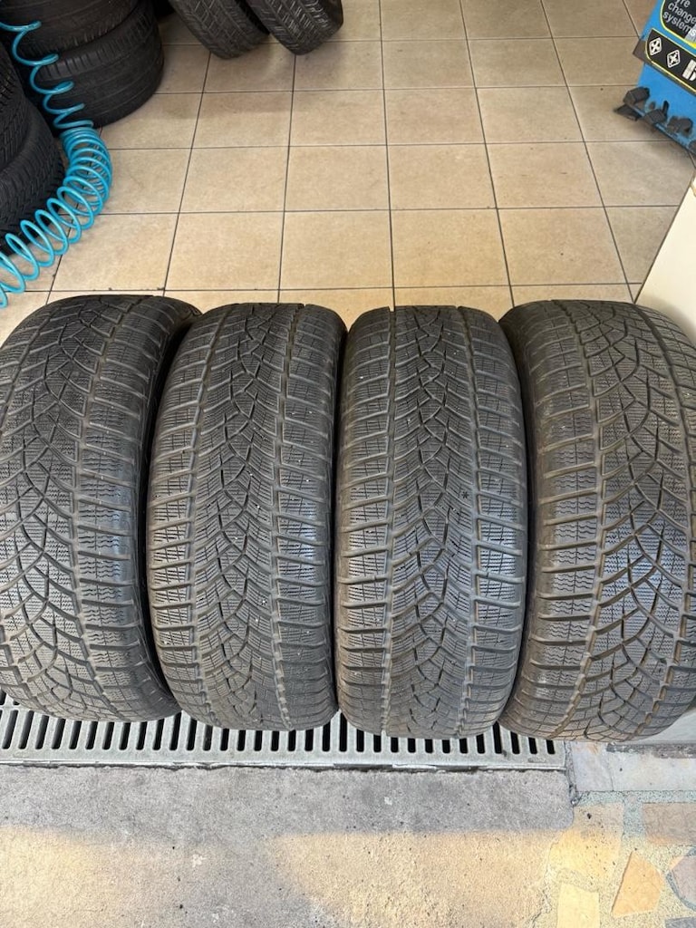 235/50/19 Goodyear kış lastiği - 2