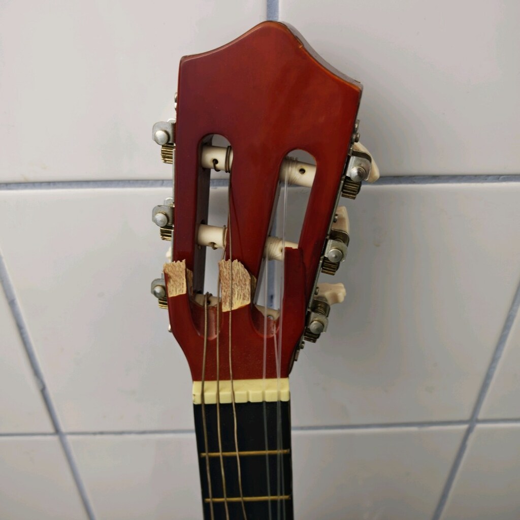 Kırık Gitar - 2