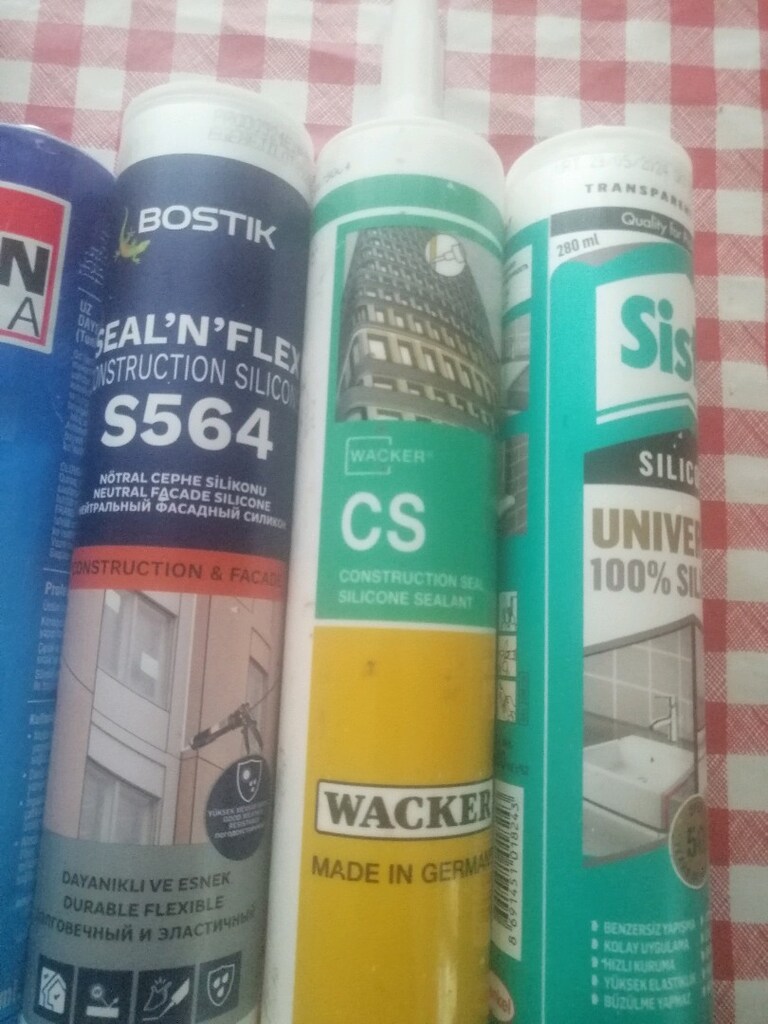 Silikon tabancası ve açılmamış silikonlar. - 5