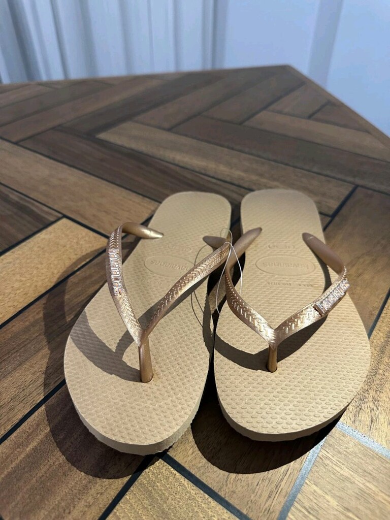 Havaianas logolu bronz renk terlik.