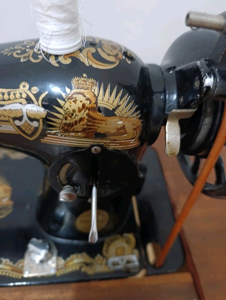 OMEGA Ahşap Tabanlı Vintage Dikiş Makinesi - 9