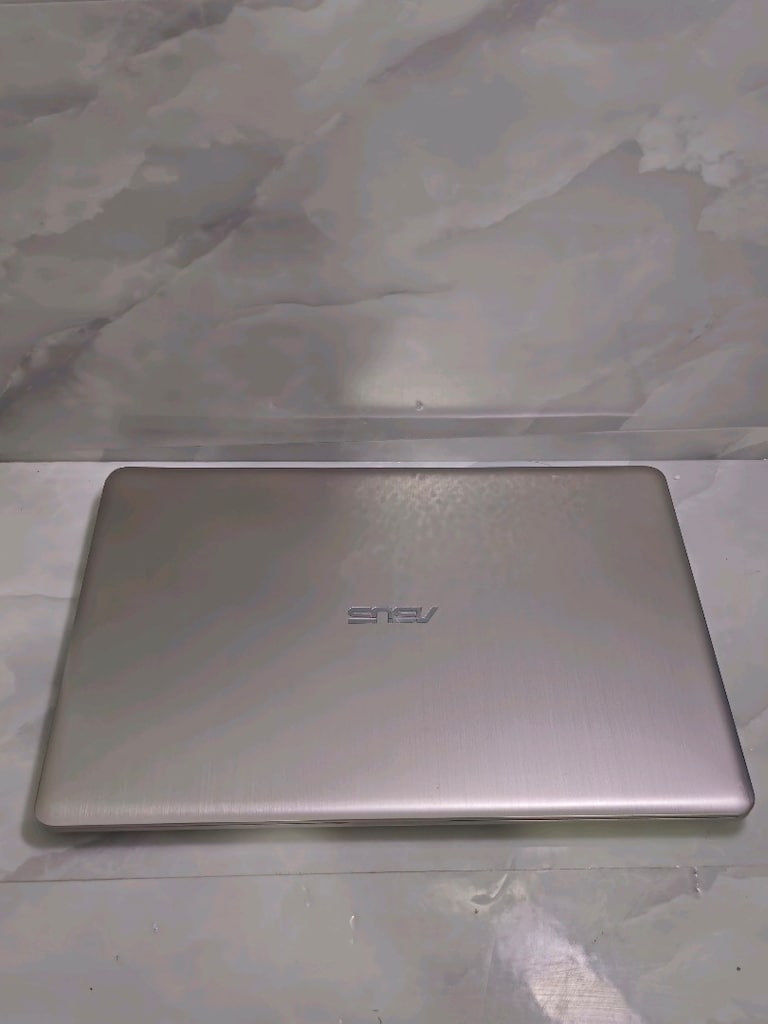 Asus i7 7700HQ GTX 1050 4GB 12GB Ram 256GB SSD - 4