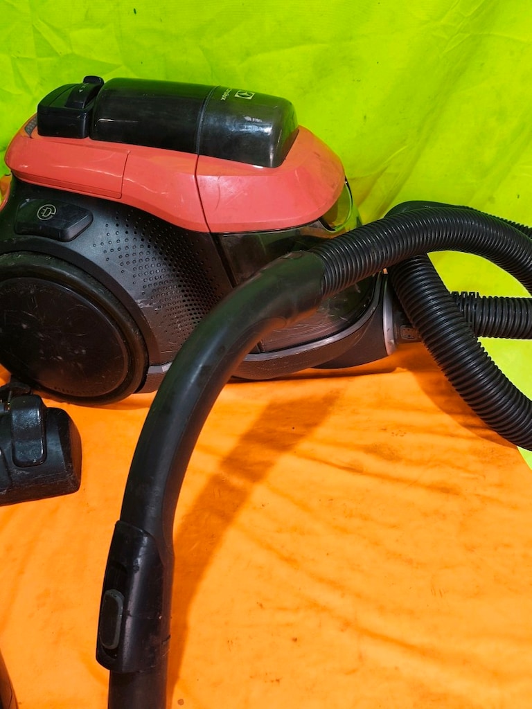 Electrolux marka toz torbasız süpürge - 8