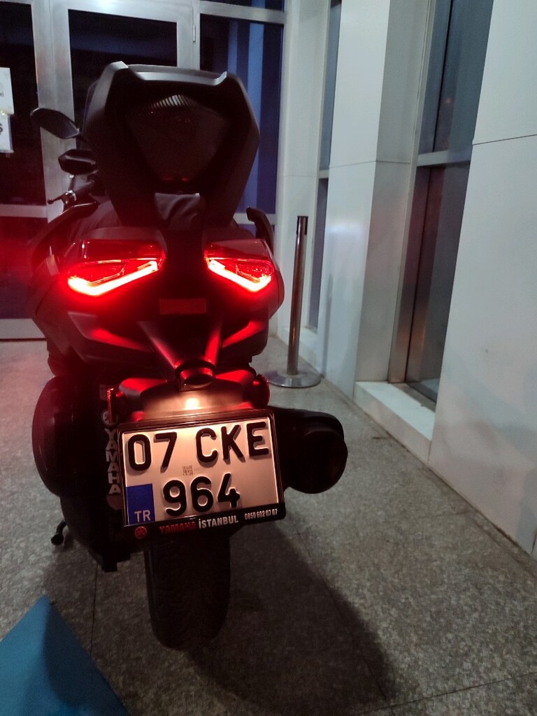 YAMAHA XMAX 250 Tech Max 2025 - 10