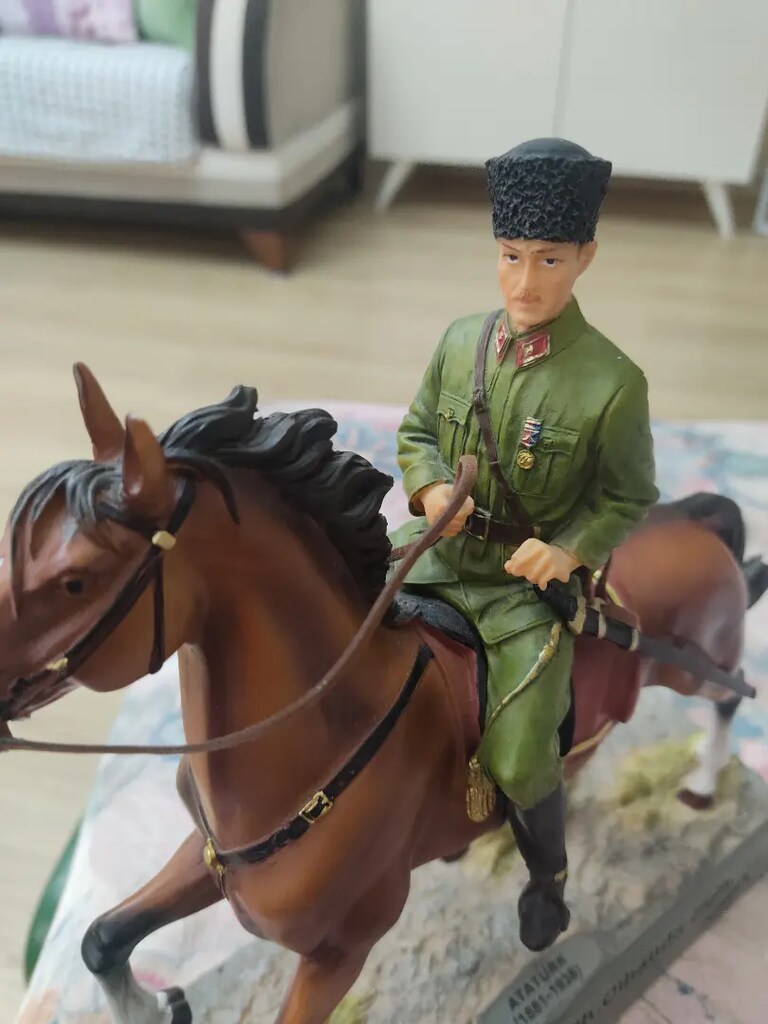 At üstünde Gazi Mustafa Kemal Atatürk'ün biblosu.