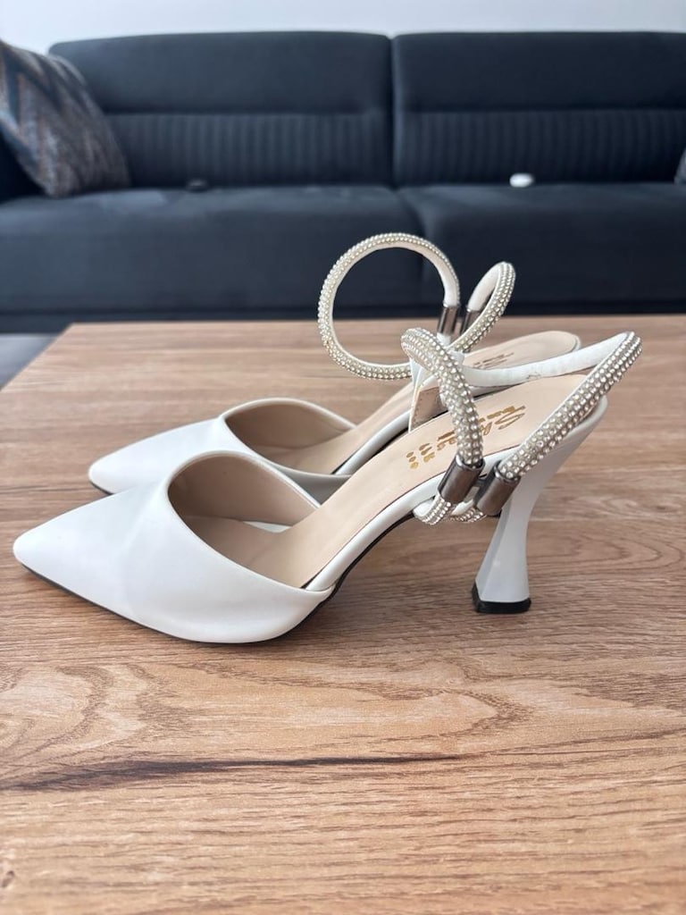 Beyaz taş bantlı stiletto - 2