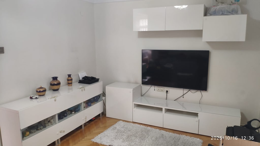 IKEA BESTA TV Ünitesi Seti – Parlak Beyaz, Cam Yüzeyli & Duvar Modüllü - 5