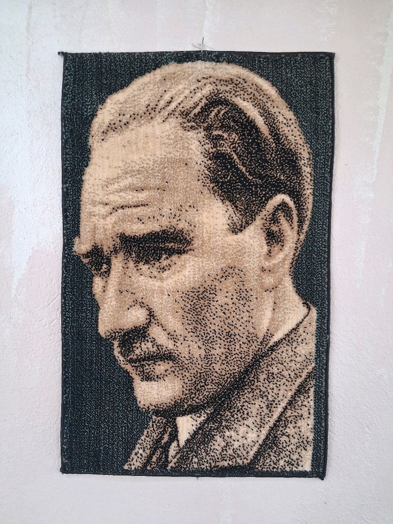 Halıya işlenmiş Mustafa Kemal Atatürk portresi