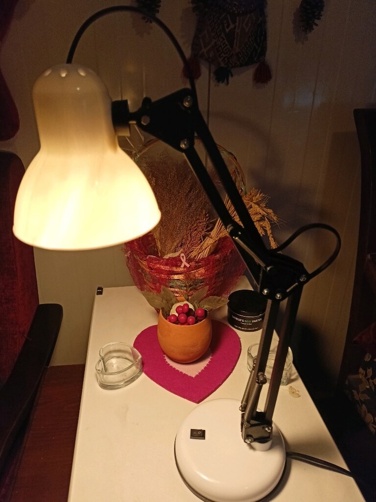 Akrobat 360 derece beyaz masa lambası. - 6