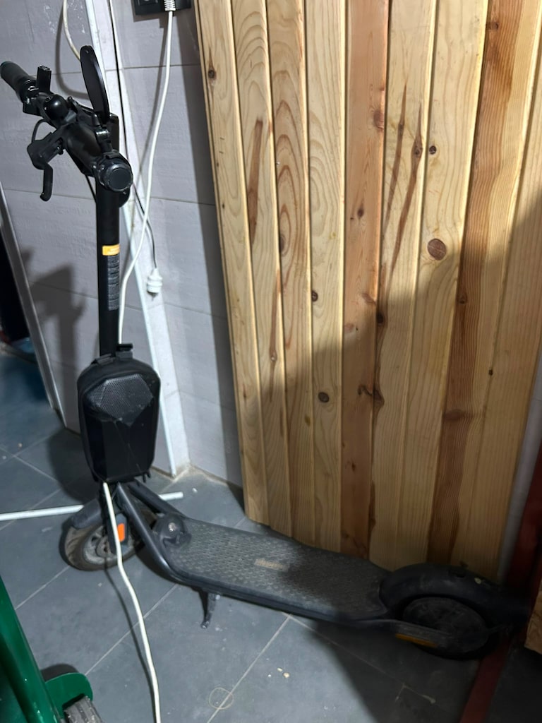 SEGWAY F40E 350 W 30 km Menzil Elektrikli Scooter Siyah