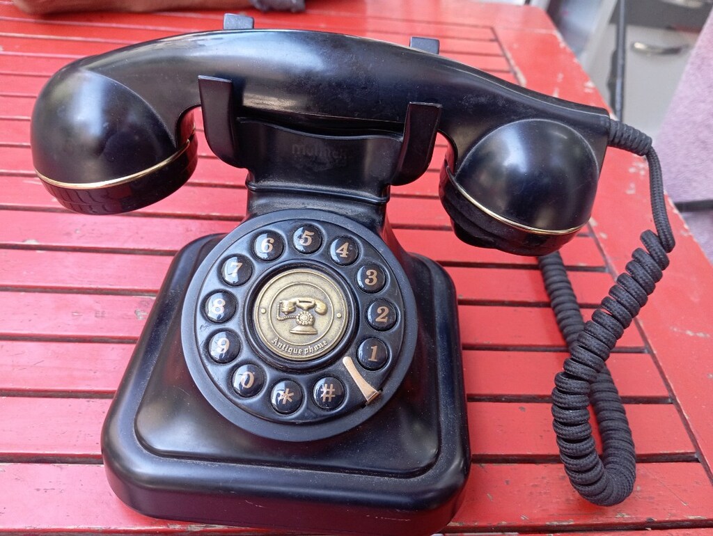 Antika görünümlü fakat diil, Dekor amaçlı eski tip Tuşlu telefon - 2