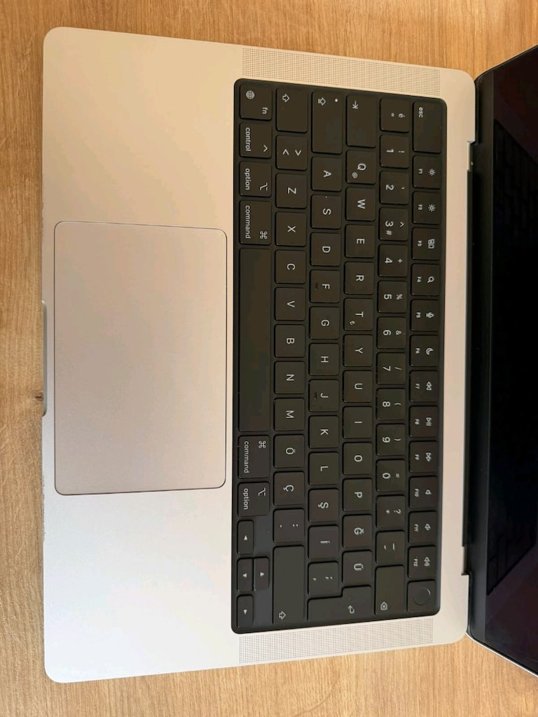 MacBook pro m4 2TB SSD 24 GB RAM 14 İNCH EKRAN - 4