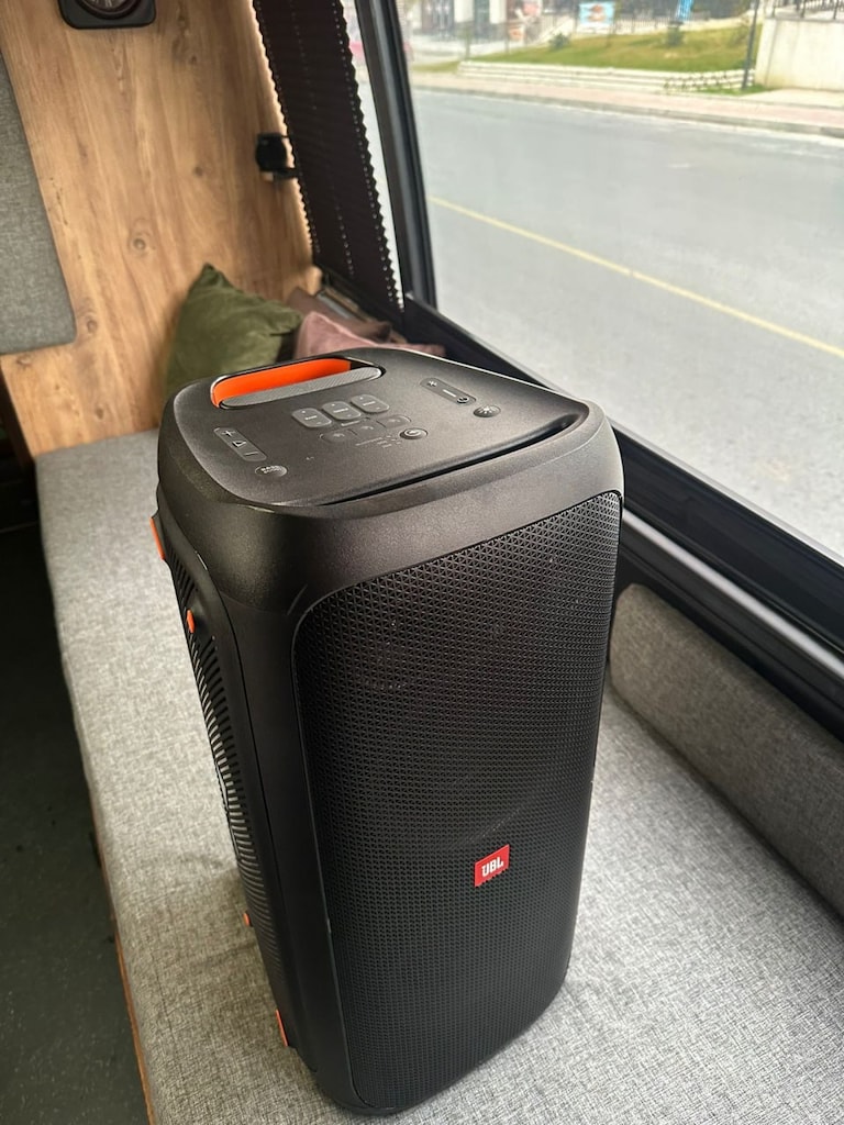 Orijinal JBL PartyBox 310, neredeyse hiç kullanılmamış.