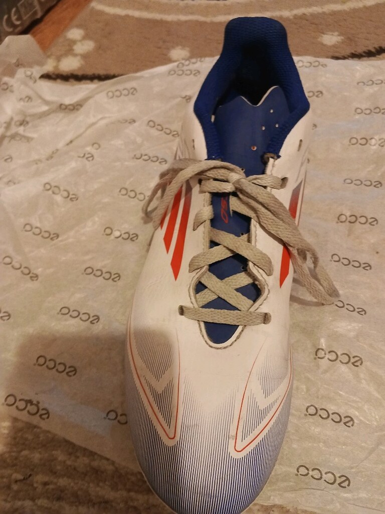 Krampon Adidas F50 modelidir - 2