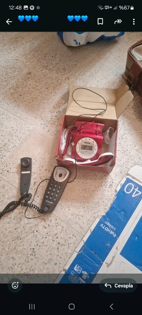 2 adet masa üstü telefon kırmızı olan sıfırdır