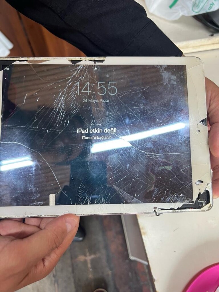 Kırık Apple tablet üçüncü nesil - 10