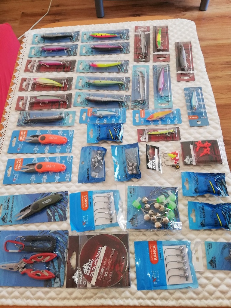 BİR ÇANTA DOLUSU BALIK AV MALZEMELERİ