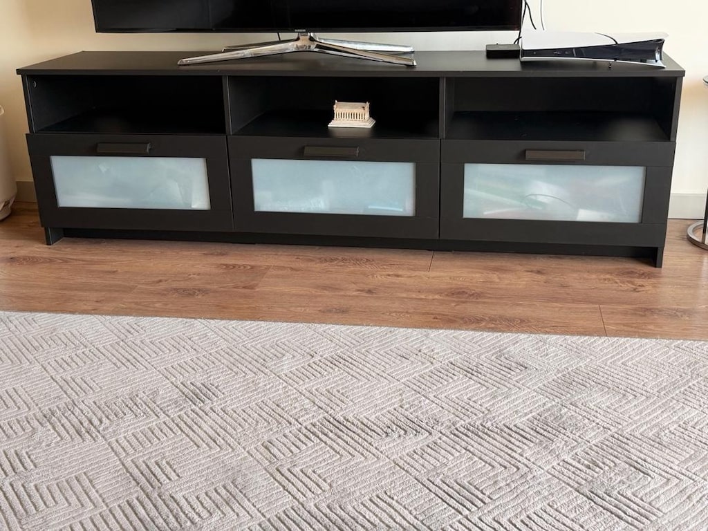 IKEA TV Ünitesi Siyah – Temiz ve Sağlam Durumda