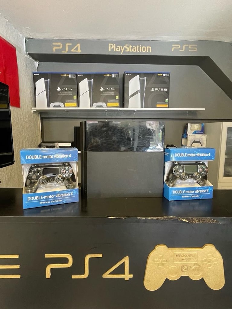 playstation 4 + 8 Adet oyun + 12 ay garantili