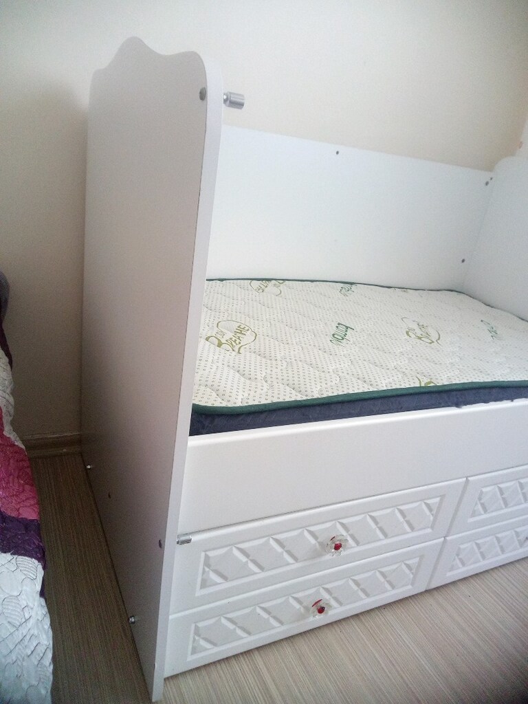 beşik tam takım eksik birşeyi yok 4 çekmece li onde korkuluguda var - 5