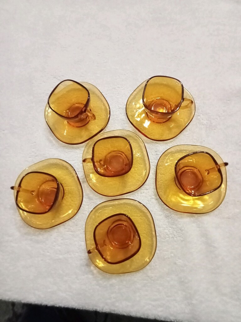 12 parça 6 kişilik cam fincan takımı.