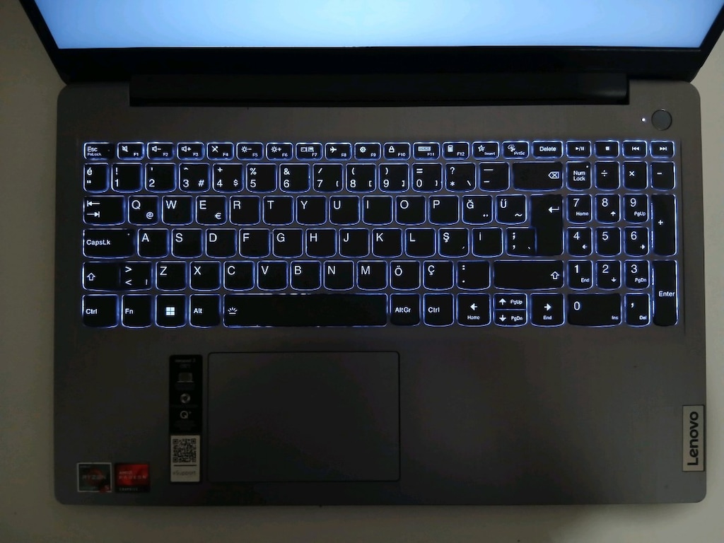 Lenovo IdeaPad 3 / R5 5500U / Radeon Graphics / 8GB / 512GB - 2