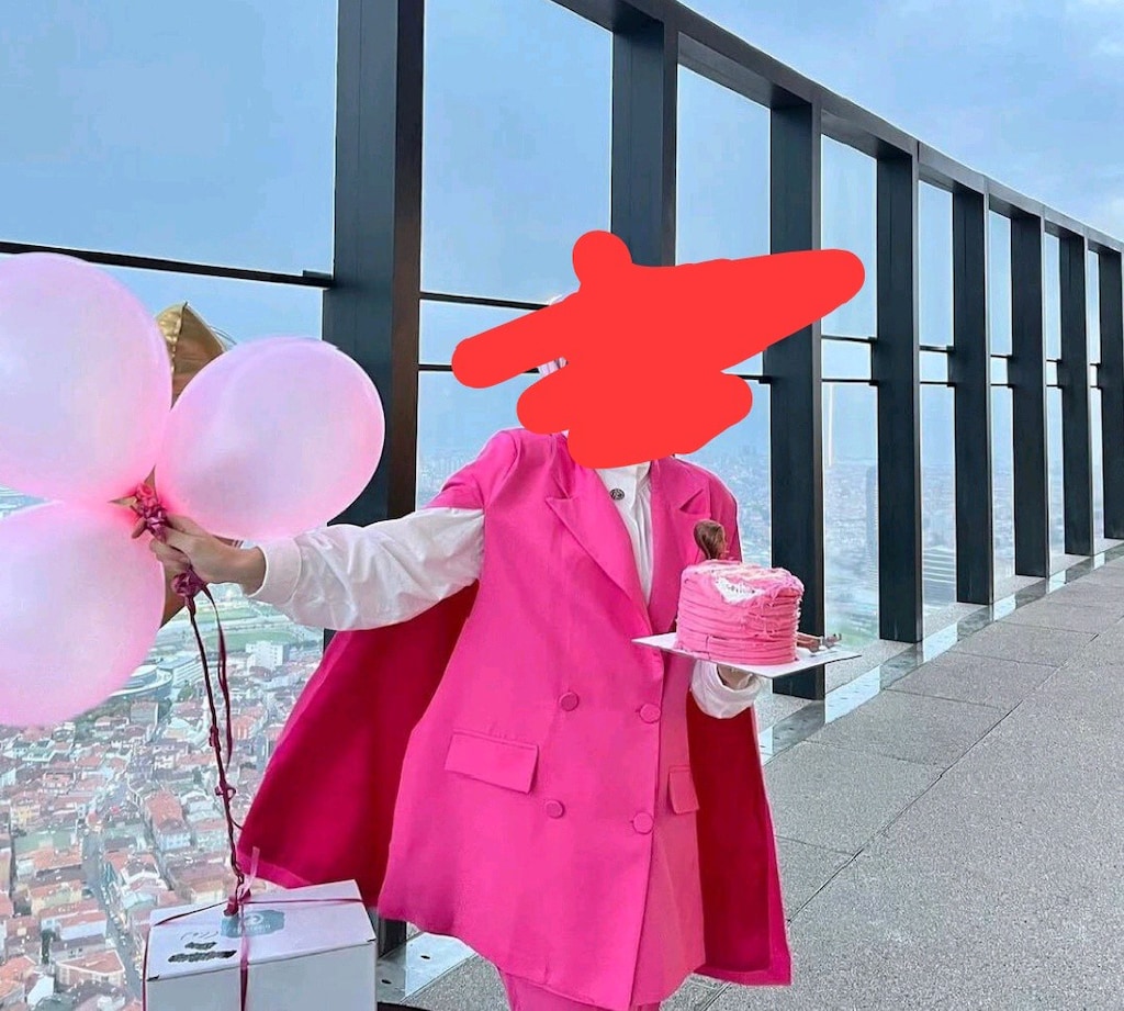 pembe pelerin ceketli takım Melike Tatar tasarımı
