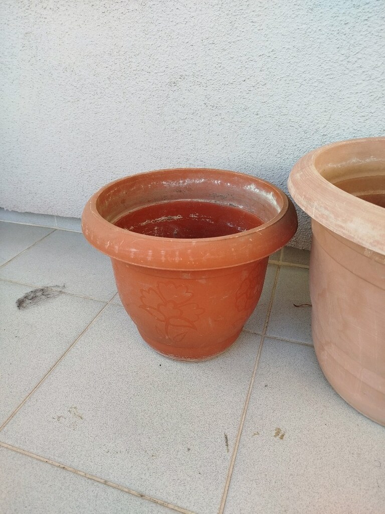 Farklı boyutlarda saksı ve tabaklar. Büyük boy 1 adet, orta boy 3 adet - 5