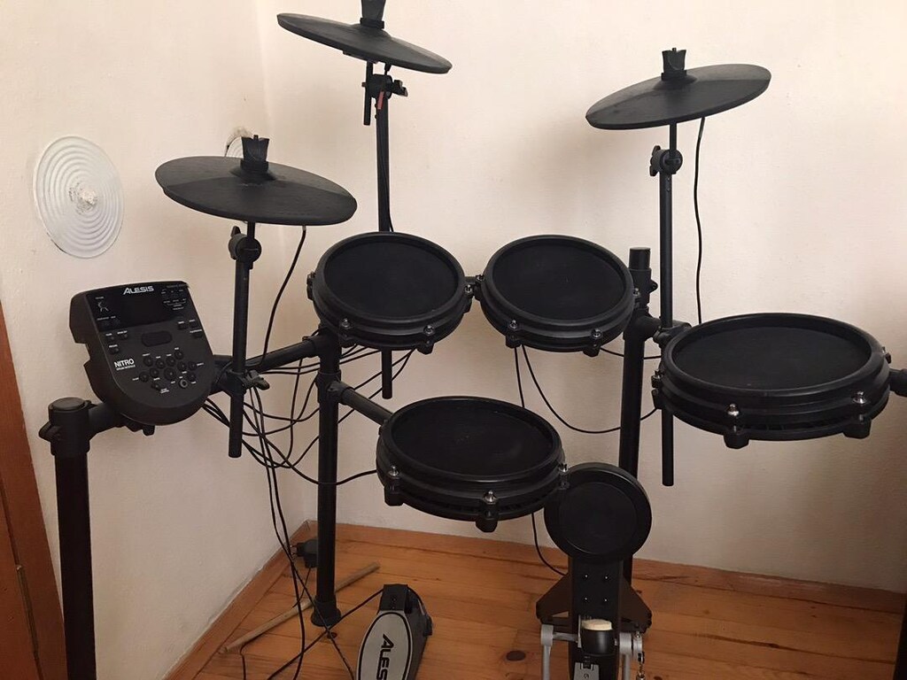 • Alesis Nitro Mesh Kit •