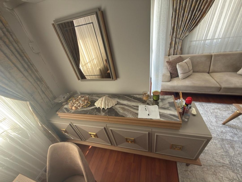 6-8 Kişilik Açılır Masa + 6 Sandalye + LED’li Konsol - 8